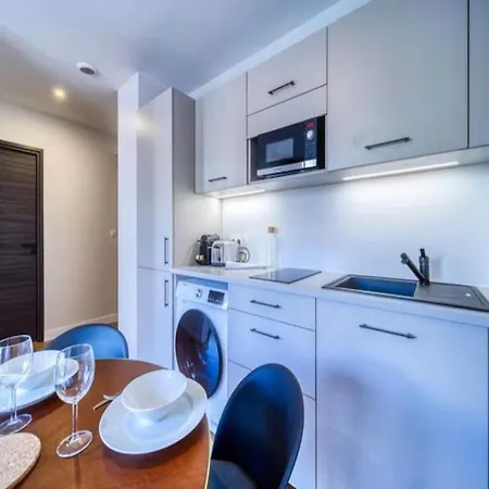 Апартаменти For 4 People Гренобль